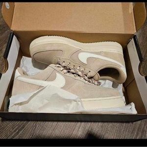 NIKE AIR FORCE1 '07 LV8
RATTAN/SAIL-RATTAN